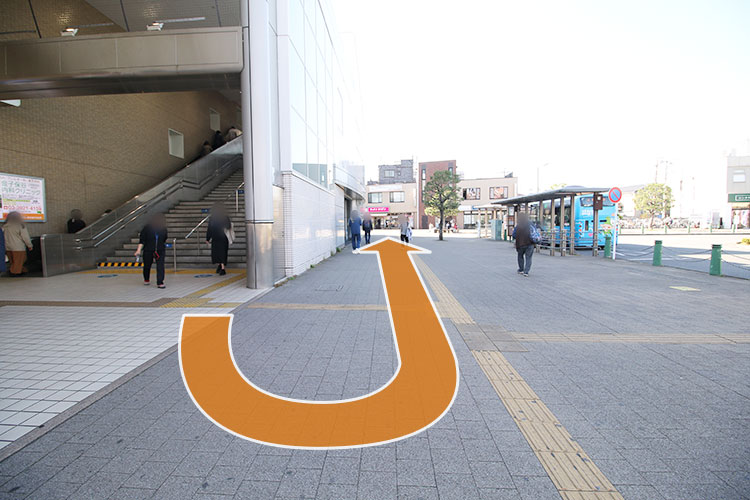 北口を出てバス乗り場の横を進みます