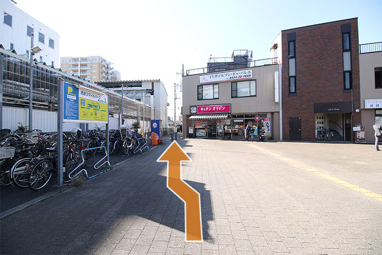 キッチンオリジンの横を進みます